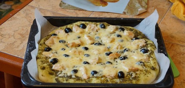 Пицца с песто и курицей