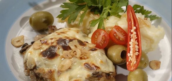 Говядина с грибами и сырным картофельным пюре