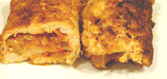 Рулеты из курицы в панировке с тушеной капустой