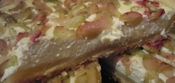 Закусочный соленый пирог с творогом, ревенем и сельдереем