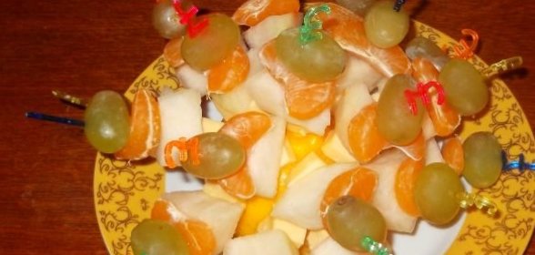 Канапе из фруктов с сыром