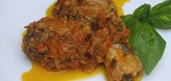 Свиные ребрышки, тушенные с томатным соком