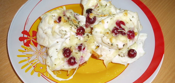 Куриные кармашки с сыром и брусникой