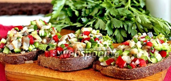 Брускетта со скумбрией и овощами