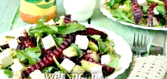 Свекольный салат с рукколой и мягким сыром