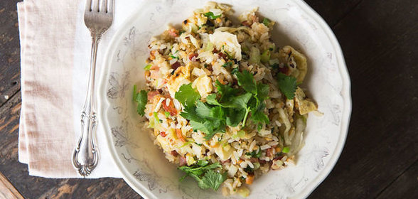 Жареный рис с яйцом и беконом