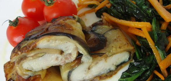 Рулет из белой рыбы в баклажане с гарниром из шпината