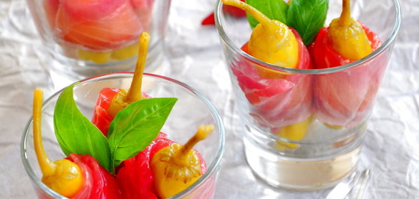 Закуска из острых перчиков фаршированных тунцом