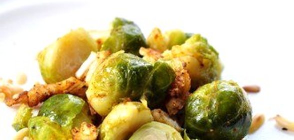 Запеченная брюссельская капуста в коричневом масле с фундуком