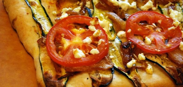 Пицца с помидорами и баклажанами