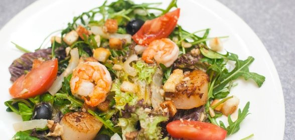 Салат с помидорами банч и дарами моря