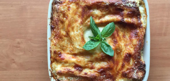 Салат кукурузный с колбасой и сыром