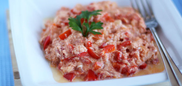 Миш-маш (блюдо из поджаренных яиц, брынзы, свежего перца и специй)