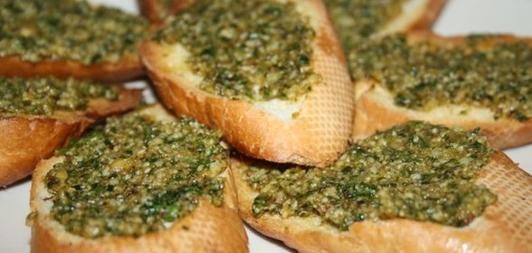 Острый песто с козьим сыром и кинзой