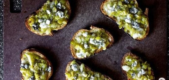 Тосты с голубым сыром и луком