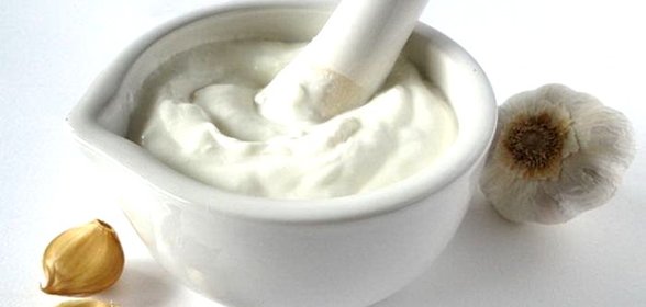 Сметанный соус с зеленью и чесноком