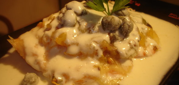 Лосось запеченный с персиком и орешками
