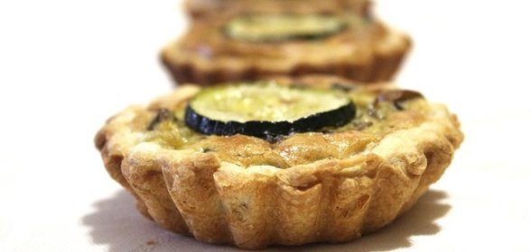 Тарталетки из слоеного теста с шампиньонами и цуккини