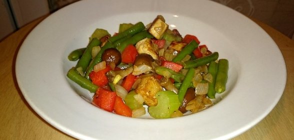 Теплый салат из овощей и тофу