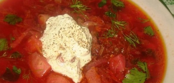 Салат из курицы с овощами и омлетом