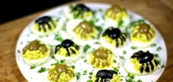Фаршированные яйца-пауки на Хэллоуин