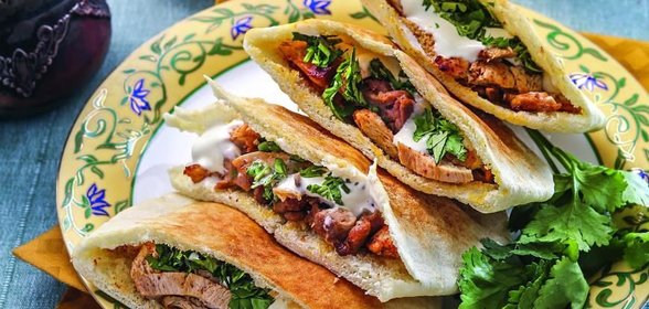 Жареная цесарка в пите с соусом тум