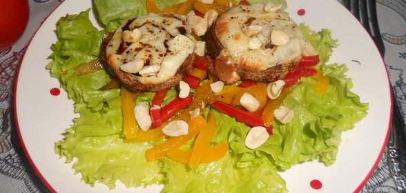 Салат с румяными гренками с сыром