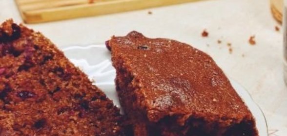 Шоколадный манный пирог с брусникой