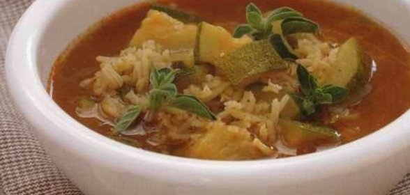 Каша из овсяных хлопьев с орехами и сухофруктами