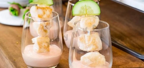 Куриные шашлычки со свежим огурцом и соусом