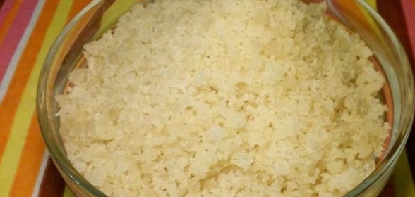 Соленые в кадке помидоры с листьями смородины и вишни