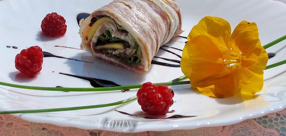 Рулет из сырокопченой грудинки с листьями салатов