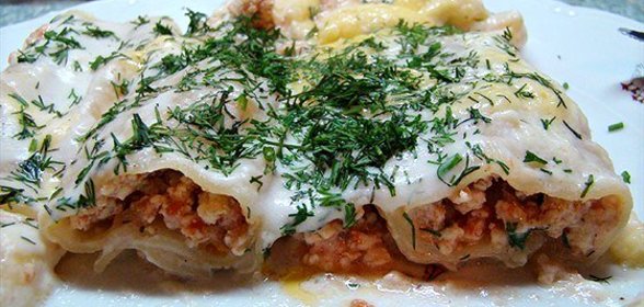 Каннеллони с мясной начинкой под соусом бешамель