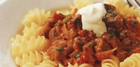 Паста фузилли (макароны-спиральки) с гуляшом