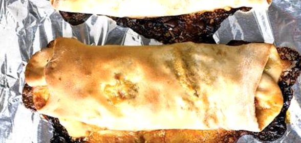 Стромболи с брокколи, салями и сыром