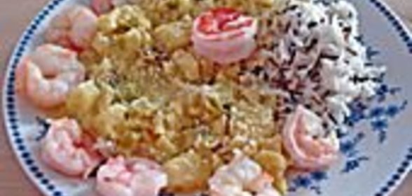 Креветки с ананасом и яблоками под соусом карри