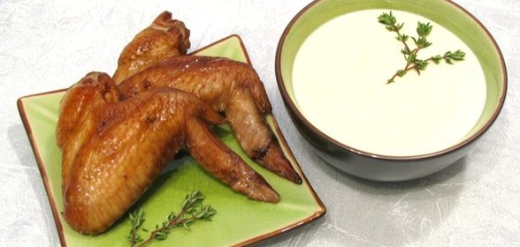 Крылышки с соусом из сыра с благородной плесенью