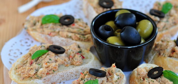 Кростини с песто из сала (Crostini con pesto di lardo)