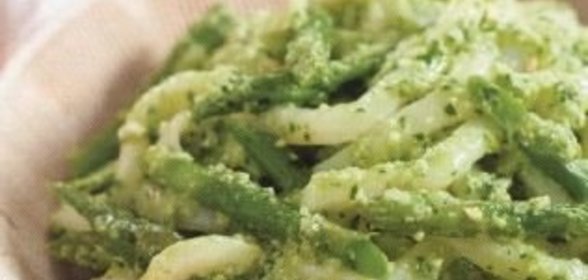 Лапша со спаржей и соусом песто