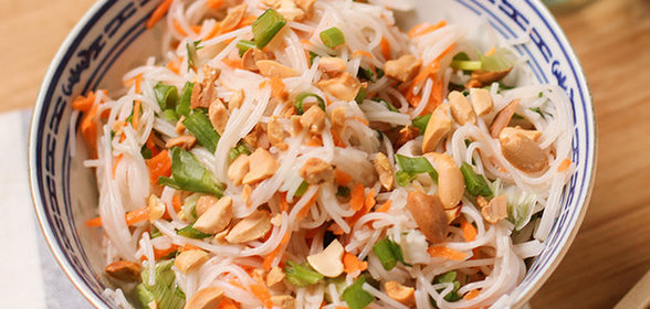 Салат из рисовой лапши с арахисом