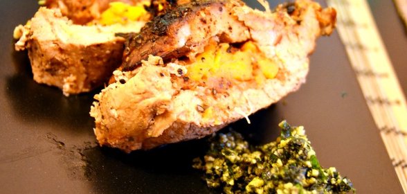 Рулет из свинины, запечённый с томатами и сладким перцем