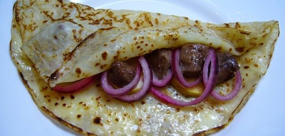 Блины с печенью, яблоком и маринованным луком