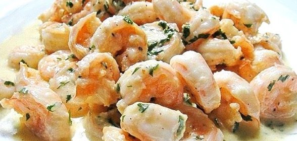 Креветки в сливочно-чесночном соусе с рисом