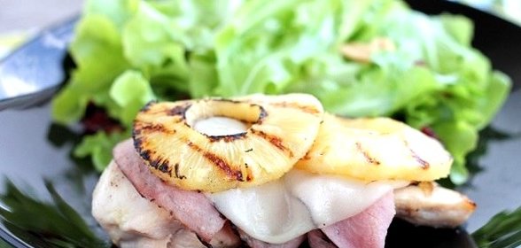 Куриное филе с сыром, ветчиной и ананасами