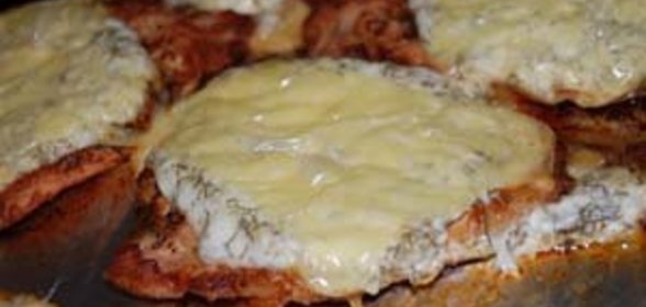 отбивная из свинины с белым соусом и сыром
