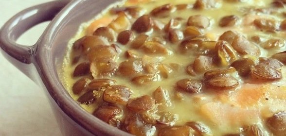 Запеканка с чечевицей и копченым лососем