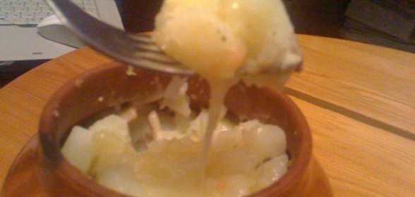 Картошечка с грибным соусом и сыром в горшочках