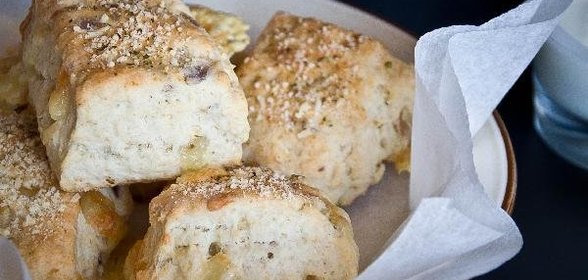 Scones (а по-нашему булочки) c сыром и луком.