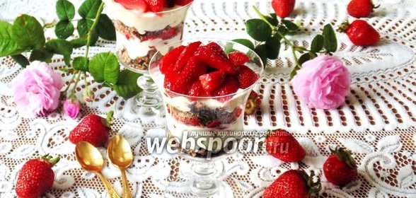 Клубничный десерт с шоколадным печеньем