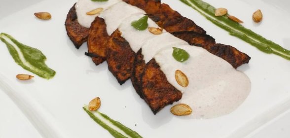 Тыква на гриле с пикантным йогуртом чили и соусом из кинзы